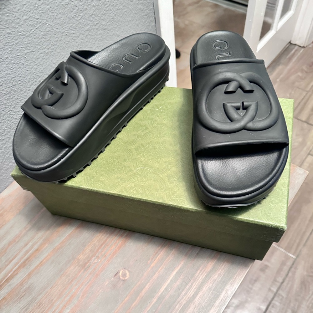 Women rubber Gucci slides